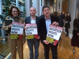 Avec Marie-Christine Vergiat et Paul Murphy, Manifestation pour le droit à l'avortement en Irlande devant l'hémicycle du Parlement européen, Novembre 2012